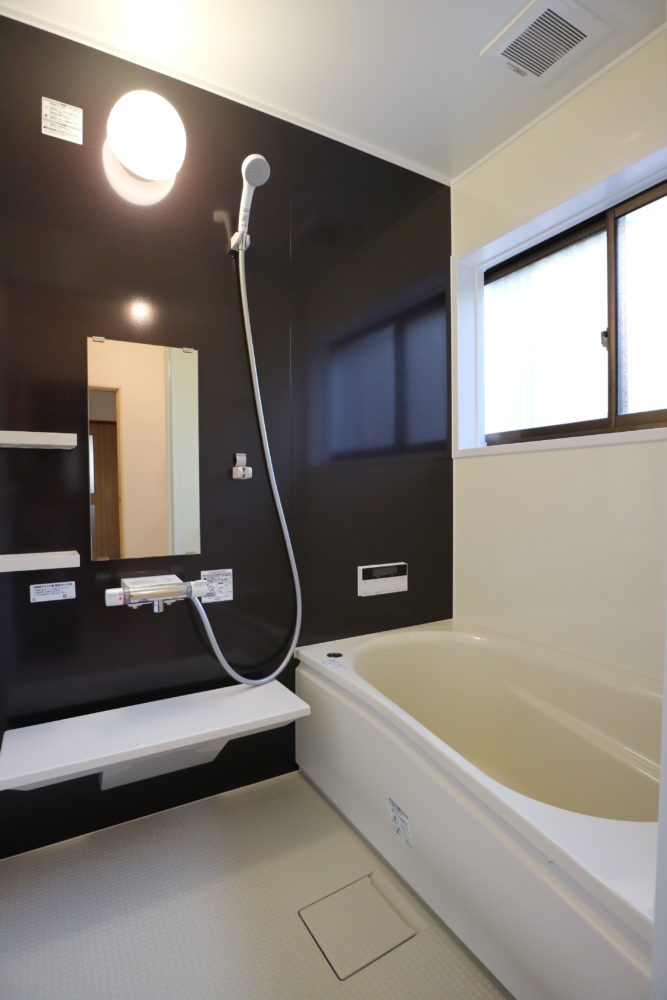 浴室／ユニットバス 0.75坪サイズ 追焚き機能付 節水型のエアインシャワー、軽量タイプの２枚フタ付