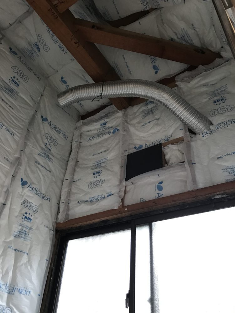 浴室／窓面と天井と換気扇の配管
