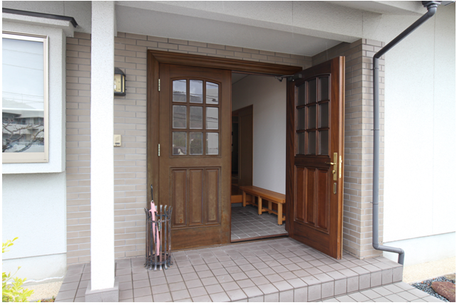 玄関／木製のドア 