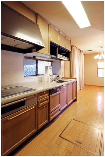 広めの2.7mキッチンは、IHヒーター、食器洗い乾燥機付。 背面に造作収納と冷蔵庫スペース。 隣にはランドリースペース、浴室があり家事動線もコンパクトです。 