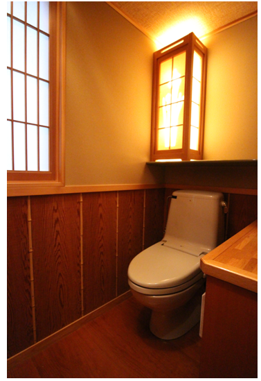 杉の香るトイレは手洗いカウンター付。