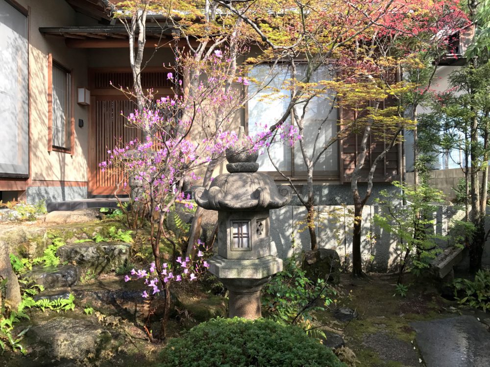 対厳山の家 庭木の剪定に入りました 広島のリノベーションならストックホーム