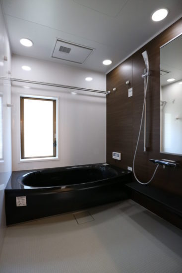 新品の浴室は広めの1.25坪。 高級感ある人工大理石に あったか断熱パック、暖房換気乾燥機付のハイクラスなユニットバスです。 エコキュート（新品）でオール電化、追い焚き機能付き。