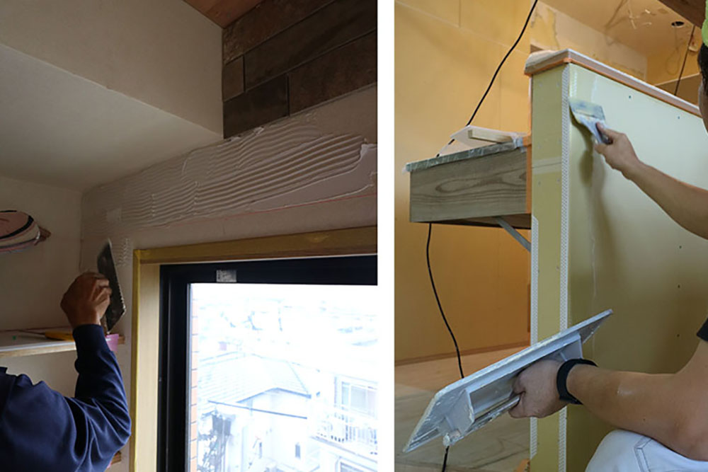  （左）クシ目のついたクシごてで接着剤を均一に伸ばします。　　　（右）キッチン前壁にはコンクリート調ペイントを塗装。