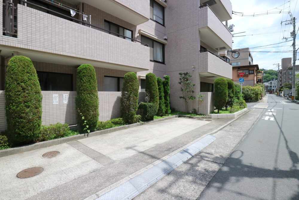 敷地内の専用駐車場(1台)/ベランダは、目隠しになる高さの塀なので安心です。