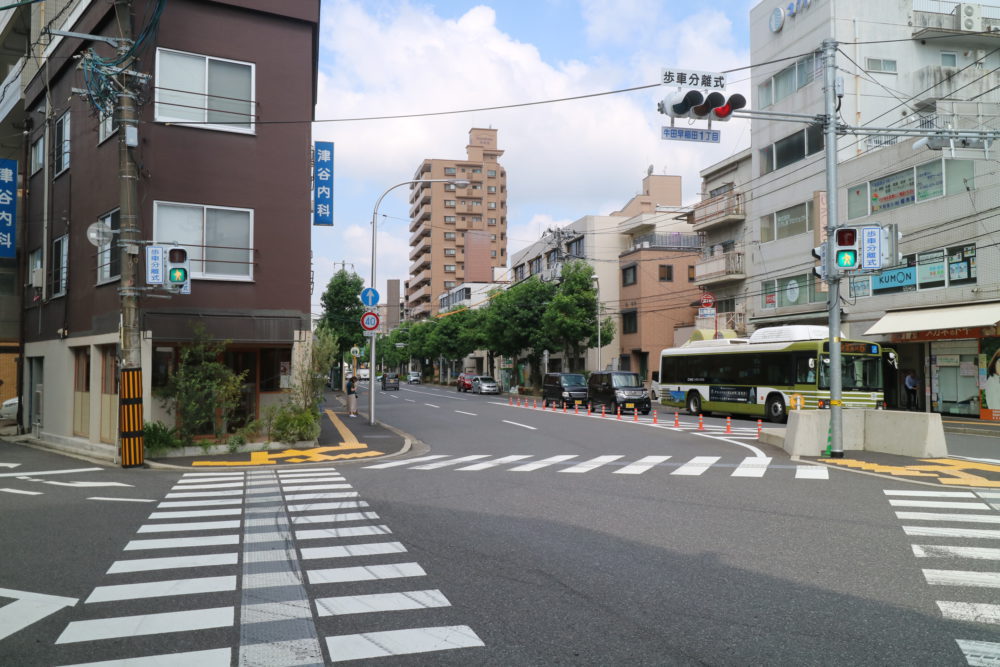 バス通りの商店街（ほおずき通り）まで190m。