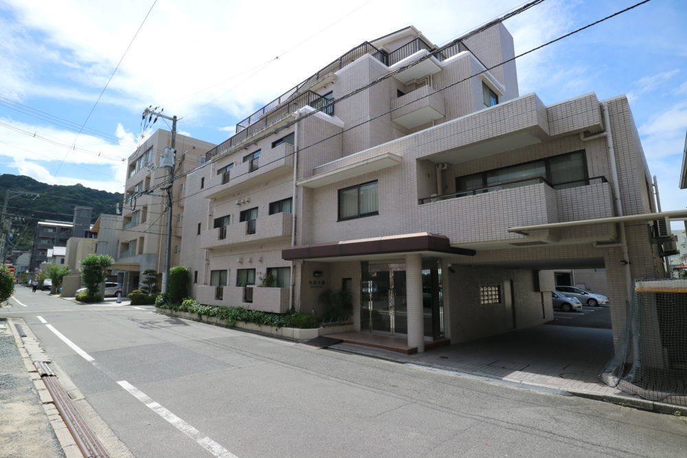 牛田公園通り沿い。 道路幅が広めで、荷物の出入れや送迎などで車を一時置きもできます。