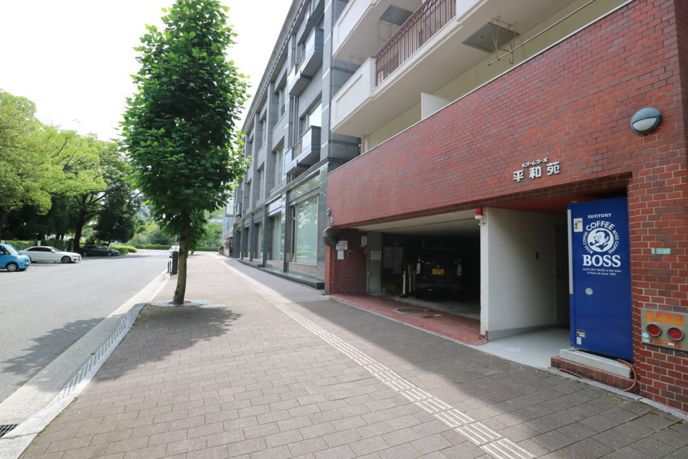 市営河原町駐車場前、マンションエントランス