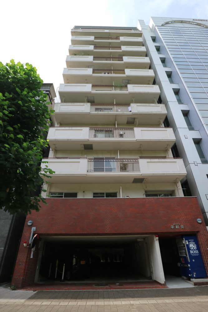 11階建て、エントランスはオートロック付き、全35戸。
