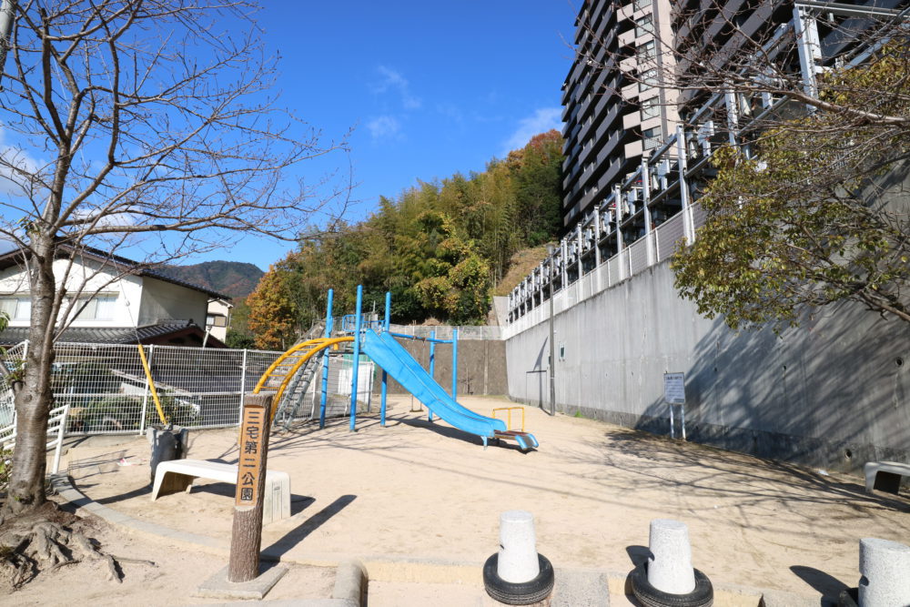 敷地内の公園/エントランスのすぐ下にあるので、子どもを遊ばせるのも安心です♪
