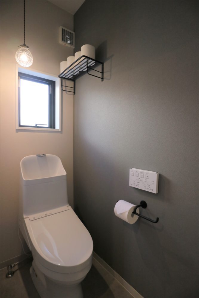 １階トイレ／ウォシュレット一体型便器。アイアン×ブルーグレーでコーディネートしたかっこいい内装です♪