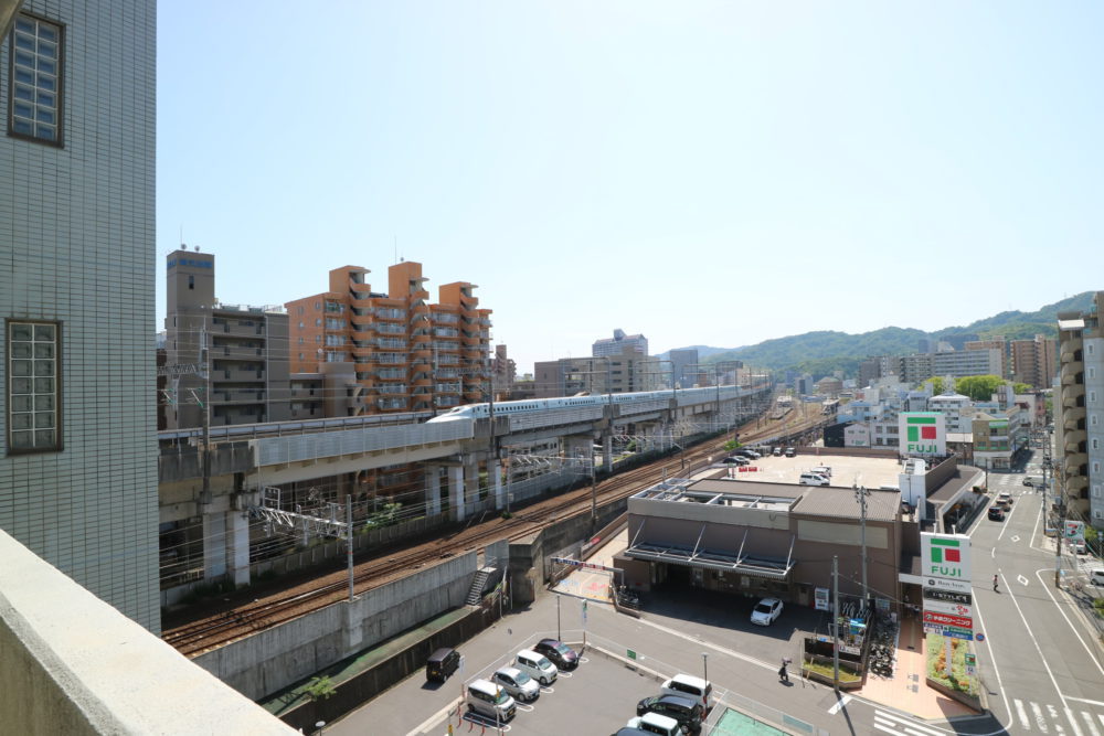 8階玄関口からの眺望、広島駅に向かう新幹線と在来線が見えます♪