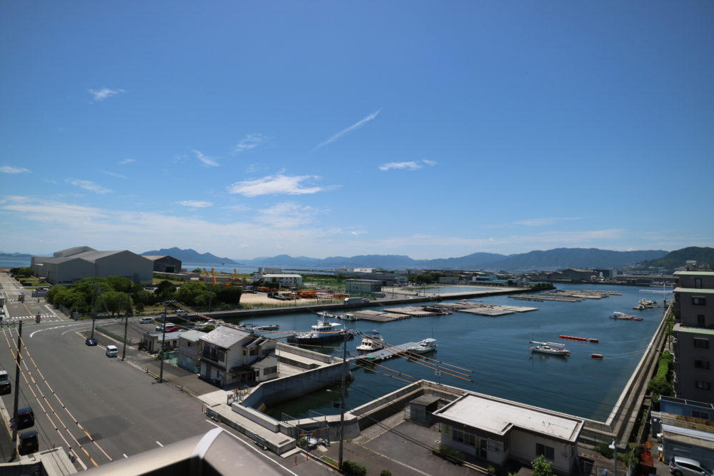 五日市埠頭に入港する大型クルーズ客船や、廿日市方面で上がる花火が見れます。