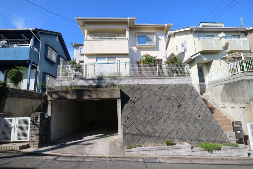 駐車場/間口 約3,180×奥行 約6,700×高さ 約1,990mm ※勾配あり