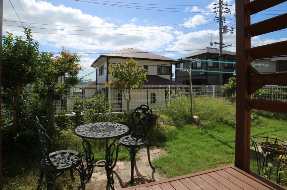 リビングから庭を臨む