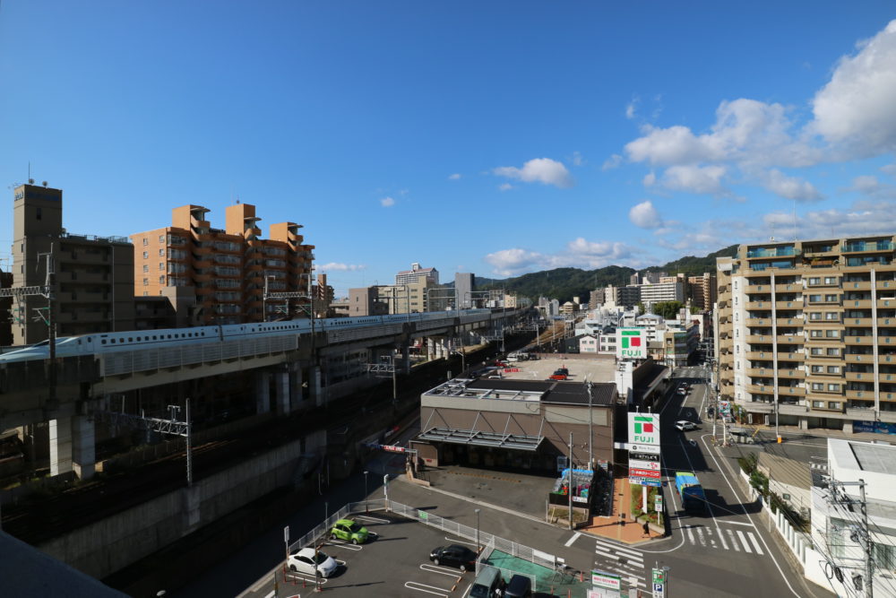 8階玄関口からの眺望、広島駅に向かう新幹線と在来線が見えます♪