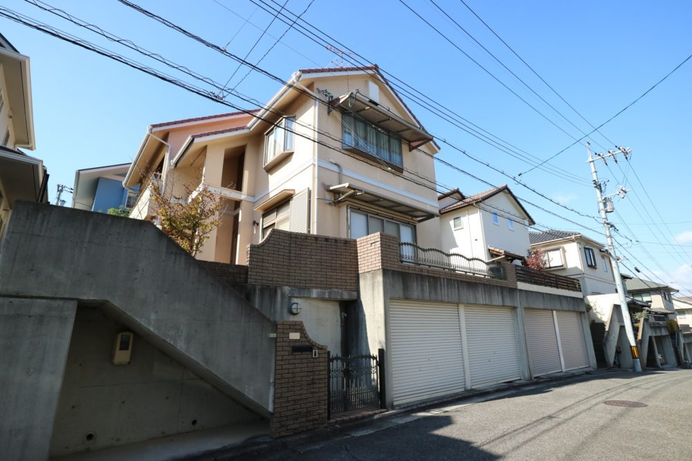 シャッター付き堀込ガレージ2台（並列）付き