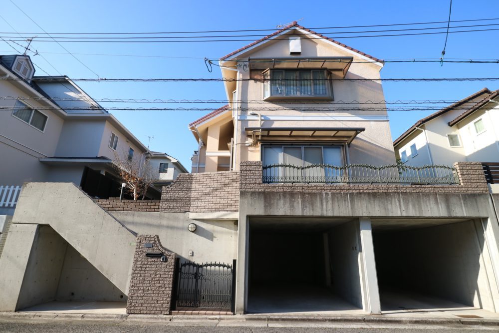 堀込駐車場は並列で2台。間口約２７０×高さ約２０８×奥行約６２９センチ／台　